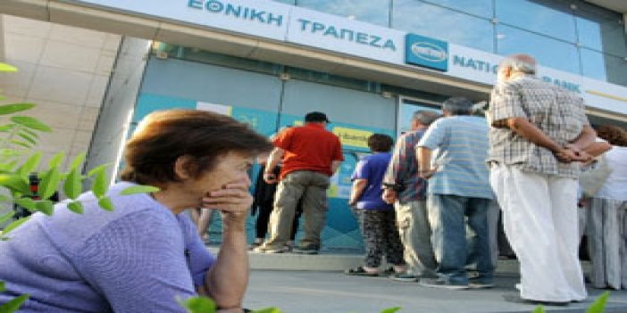 Yunanistan'da bankalar açıldı!