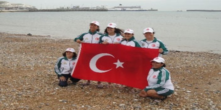 Manş Denizi’ni yüzerek geçen ilk Türk takımı oldular