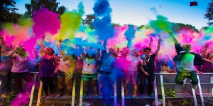 Dünyanın en renkli festivali yapıldı