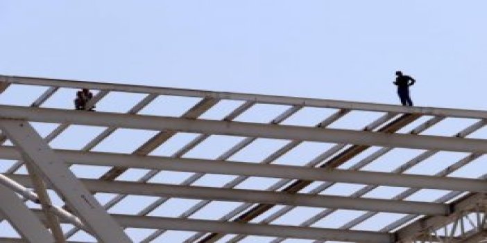 Samsun'da çatı inşaatında tedbirsiz çalışma