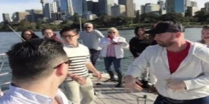 Turistlerin tekne turundaki selfie çubuğu kavgası