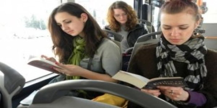 Romanya'da kitap okuyana otobüsler ücretsiz