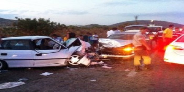 İzmir’de İki Araç Kafa Kafaya Çarpıştı: 1 Ölü, 9 Yaralı