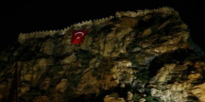 AKUT, Karahisar Kalesi’ne dev Türk Bayrağı astı!