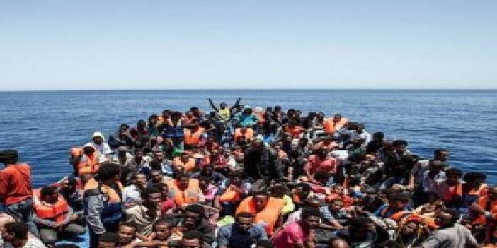 Yüzlerce göçmeni taşıyan iki tekne battı