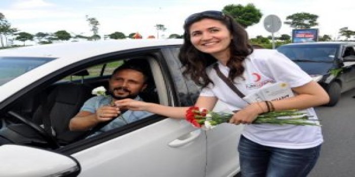 Trabzon'da emniyet kemeri takan sürücülere karanfil