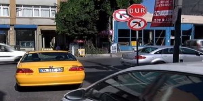 Bu trafik tabelası şaşırtıyor: Hem sağa hem sola dönüş yasak !