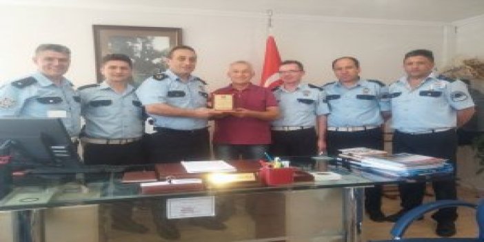 Trabzon'da emekli polise plaketli uğurlama