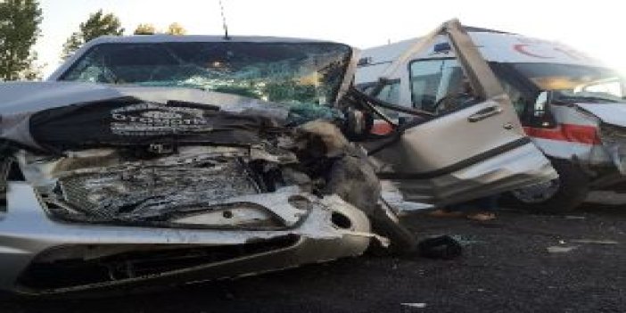 Ambulans ile ticari araç çarpıştı: 1 ölü, 7 yaralı