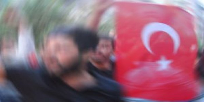 HDP tabelasını indirip, Türk bayrağı astılar