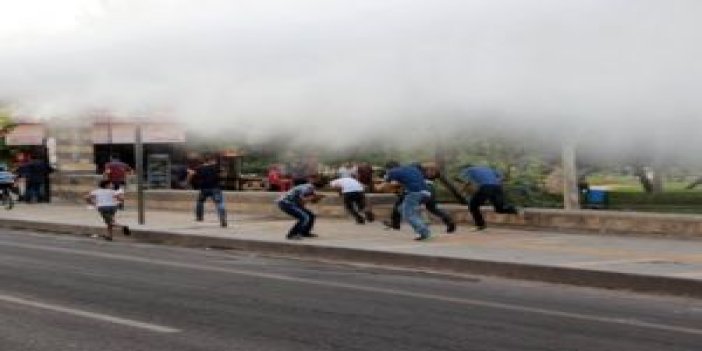 Diyarbakır’da yol kapatan gruba polis müdahale etti