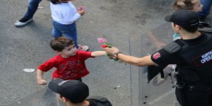 Suriyeli çocuklar polislere çiçek verdi