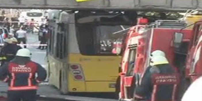 Polisleri taşıyan otobüs alt geçide çarptı