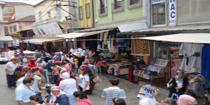 Trabzon'da çarşı pazarda bayram ve okul yoğunluğu