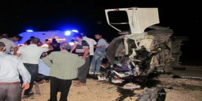 İki minibüs çarpıştı: 2 ölü, 12 yaralı