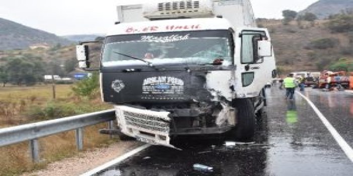 Yol bakım aracı ile kamyon çarpıştı: 2 ölü, 2 yaralı