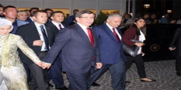 Davutoğlu çifti el ele İzmir turu yaptı