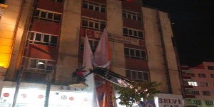 HDP’li belediye AK Partili adayın afişini indirdi