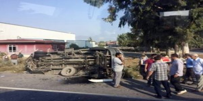 Minibüsle öğrenci servisi çarpıştı: 30 yaralı