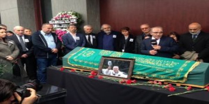 Çetin Altan için Milliyet Gazetesi önünde tören
