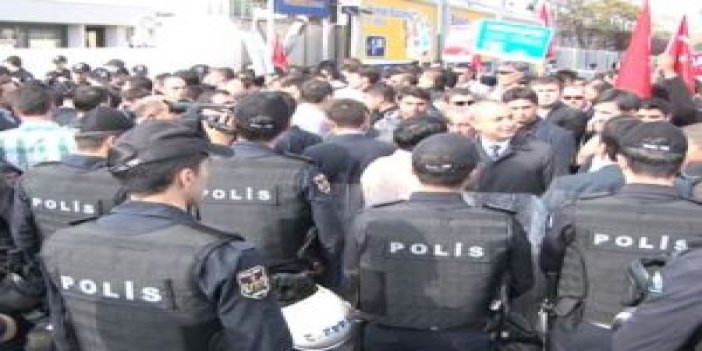 Koza İpek Holding önünde polise mukavemet