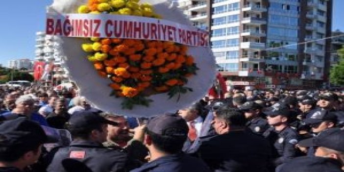 Atatürk Anıtına çelenk koyma gerginliği