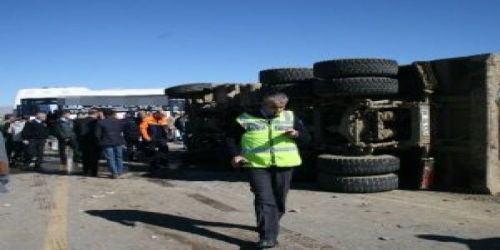 Yolcu servisiyle kamyon çarpıştı : 24 yaralı