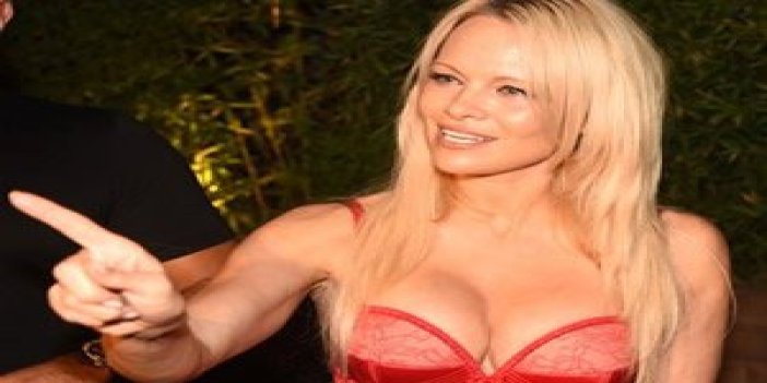 Pamela Anderson Tedaviyi Çıplak Kutladı