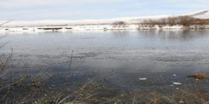 Nehir buzla kaplandı