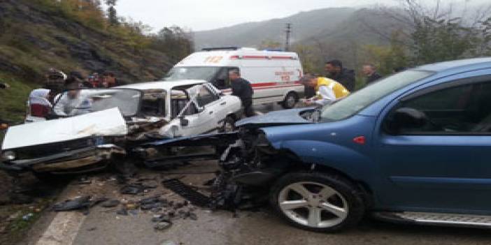 Kamyonet ile otomobil çarpıştı: 3 Yaralı - 17 Kasım 2015