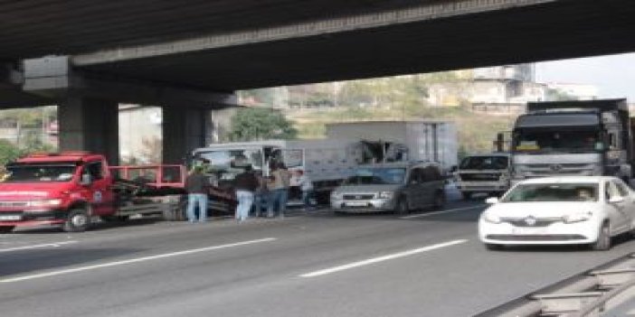 İstanbul’da zincirleme kaza: TEM’de trafik felç !