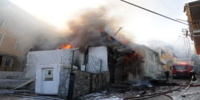 Alev alev yanan binanın çökme anı kamerada