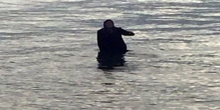 Denize girerek intihar etmek isteyen kadını polis ikna etti!