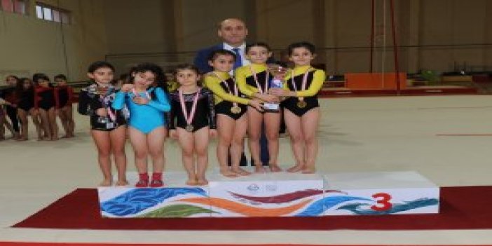 Trabzon'da okullar cimnastikte yarıştılar