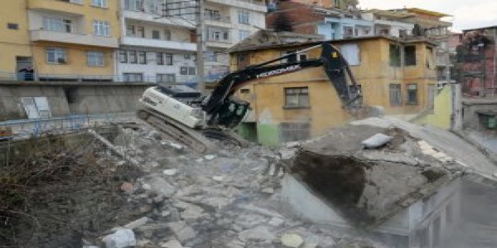 Trabzon'da bina yıkımları sürüyor