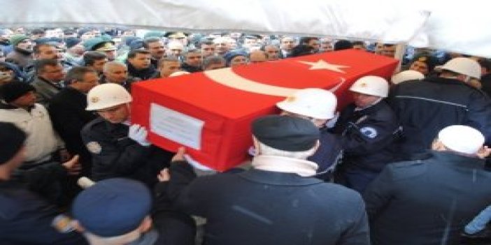 Şehit polisi 10 bin kişi uğurladı
