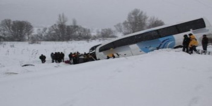 TIR’a çarpan yolcu otobüsü şarampole yuvarlandı: 14 yaralı