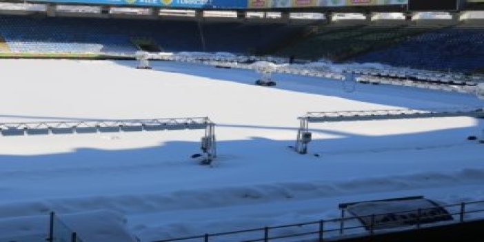 Rize Stadı'nda kar 1 metreyi buldu!