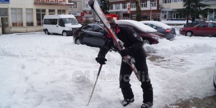 Of sokaklarında kayak yapan müdür