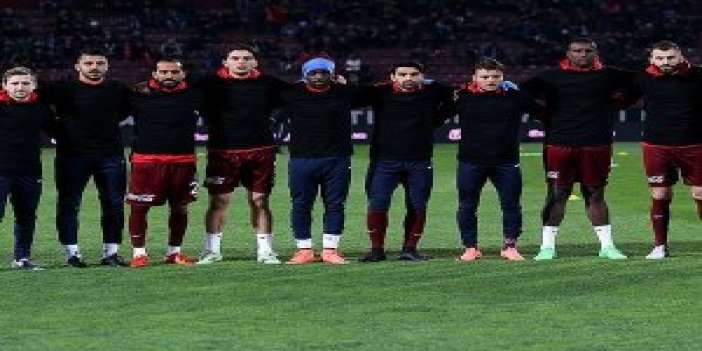 Trabzonspor ve Beşiktaş sahaya siyah tişörtlerle çıktılar