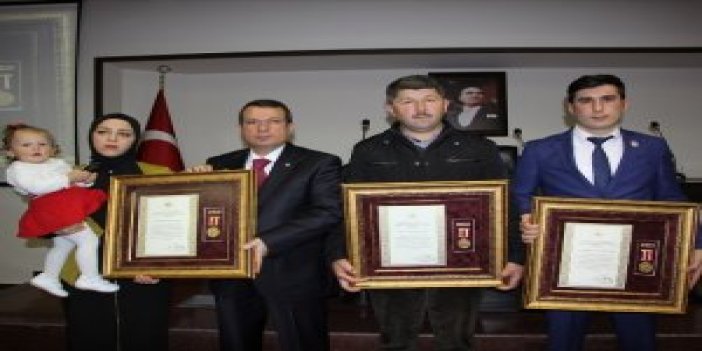 Şehit yakınları ve gazilere Devlet Övünç Madalyası