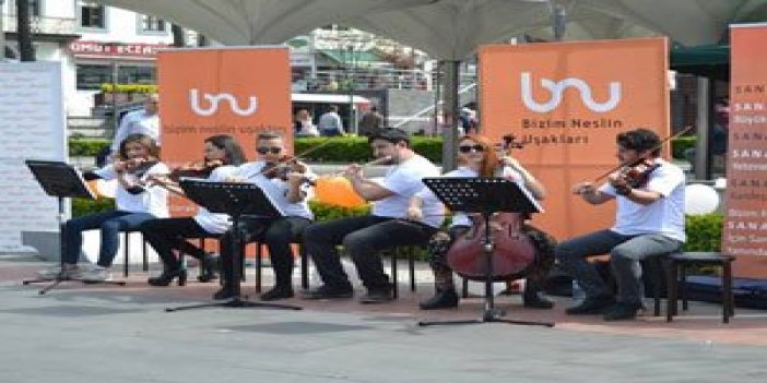 Trabzon'da sokak konseri ilgi gördü
