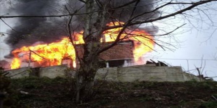 Çaykara'da bir ev yandı kül oldu
