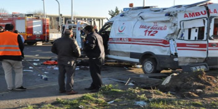 Ambulans ile otomobil çarpıştı 2 ölü 3 yaralı