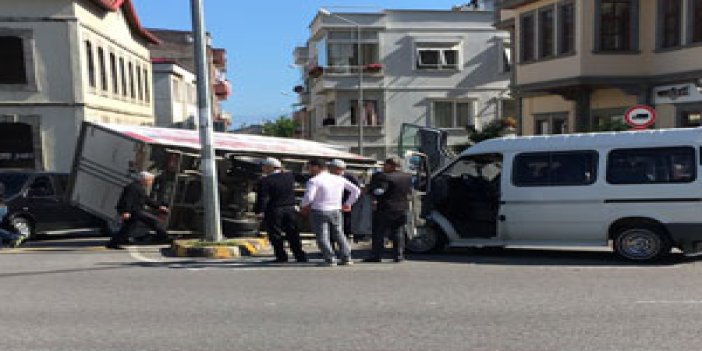 Trabzon'da kamyon devrildi