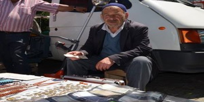 Trabzonda para satarak geçiniyor