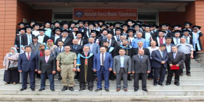 Abdullah Kanca Meslek Yüksekokulu'nda mezuniyet heyecanı
