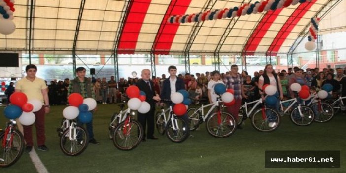 Trabzon'da başarılı öğrencilere bisiklet dağıtıldı
