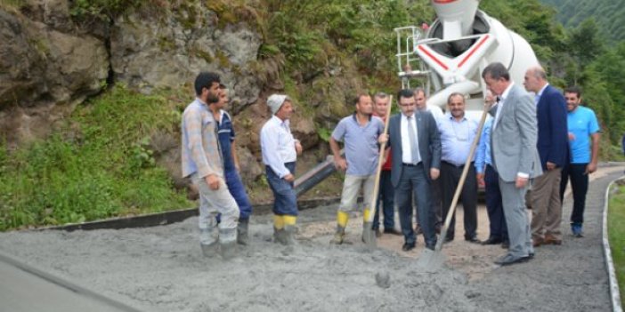 Trabzon'da yol betonlama çalışmaları sürüyor