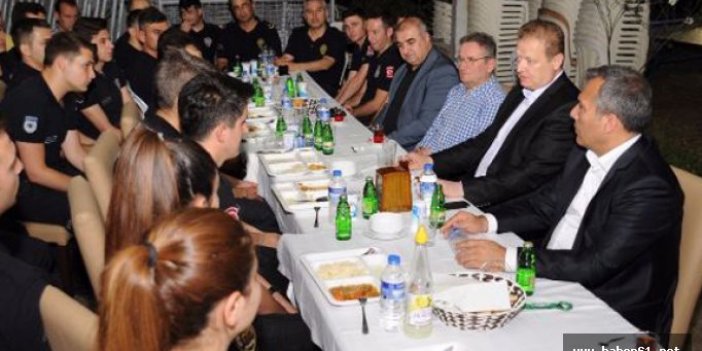 Vali Yavuz Çevik Kuvvet ile iftar yaptı